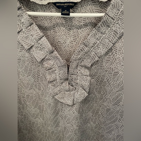 Banana Republic Women’s Medium Gray and White V-Neck Short Sleeve Top Blouse - Picture 6 of 10